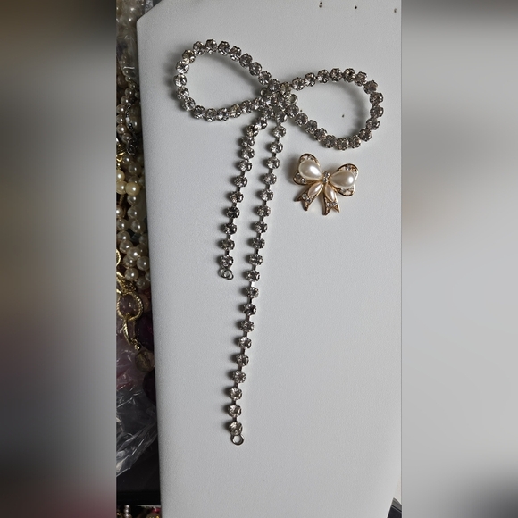 Elegant Rhinestone / Fuax Pearl Bow Brooch Bundle - Picture 4 of 17